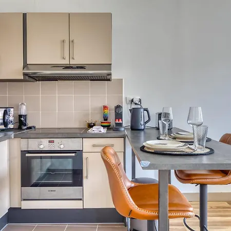 Celestine Mignon F2 En Centre De - Proximite Donjon De