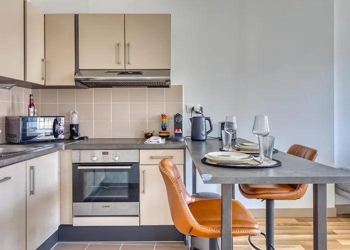 Celestine Mignon F2 En Centre De - Proximite Donjon De