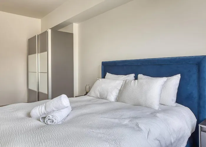 Celestine Mignon F2 En Centre De - Proximite Donjon De Ruão